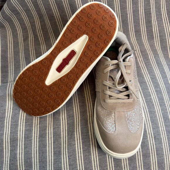 Orthofeet Stroll Suede Sneakers Womens Size 10.5 Wide Taupe Casual Shoes 71103 - Picture 1 of 8